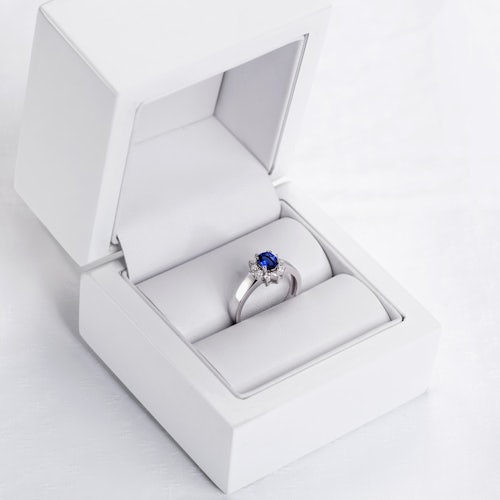 Pierścionek zaręczynowy SAVICKI: białe złoto, niebieski szafir, diamenty